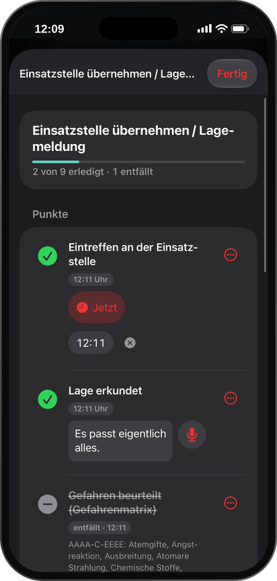 Checkliste „Einsatzstelle übernehmen / Lagemeldung“: Fortschrittsbalken, abgehakte Punkte mit Uhrzeit, Jetzt-Knopf, diktierte Ergänzung mit Mikrofon-Knopf und ein entfallener Punkt