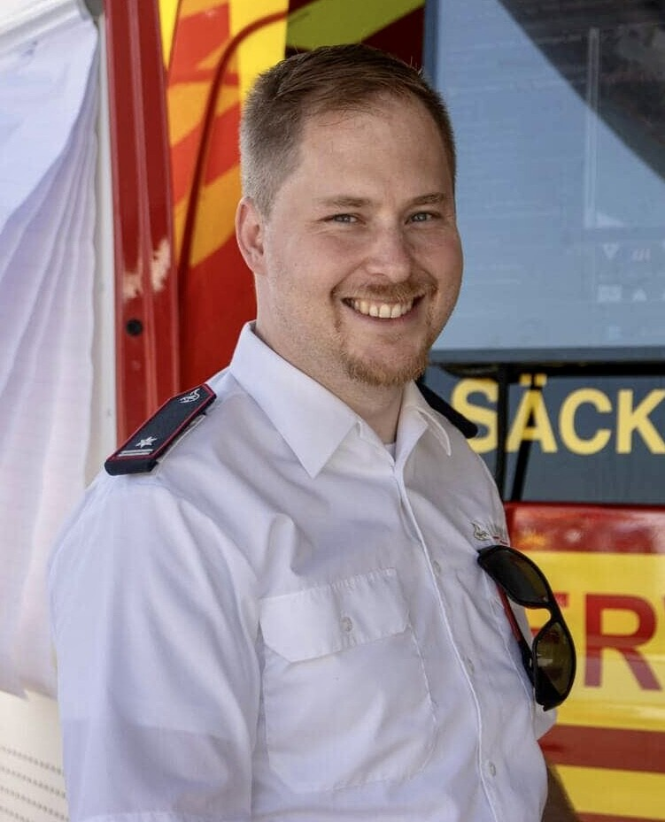 Christian Siebold in Uniform vor dem Feuerwehrfahrzeug der FF Bad Säckingen