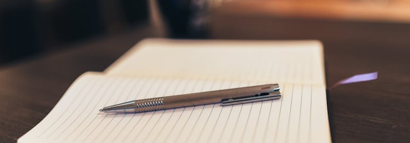 Notizbuch mit Stift auf einem Tisch