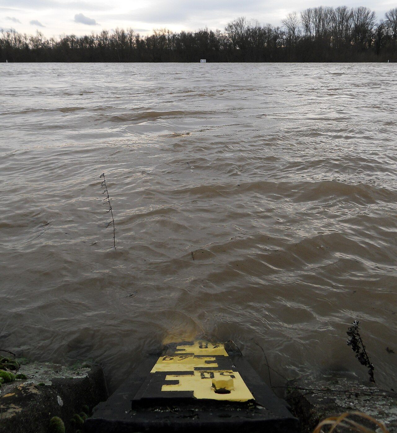 Pegelstandsanzeige an einem Fluss